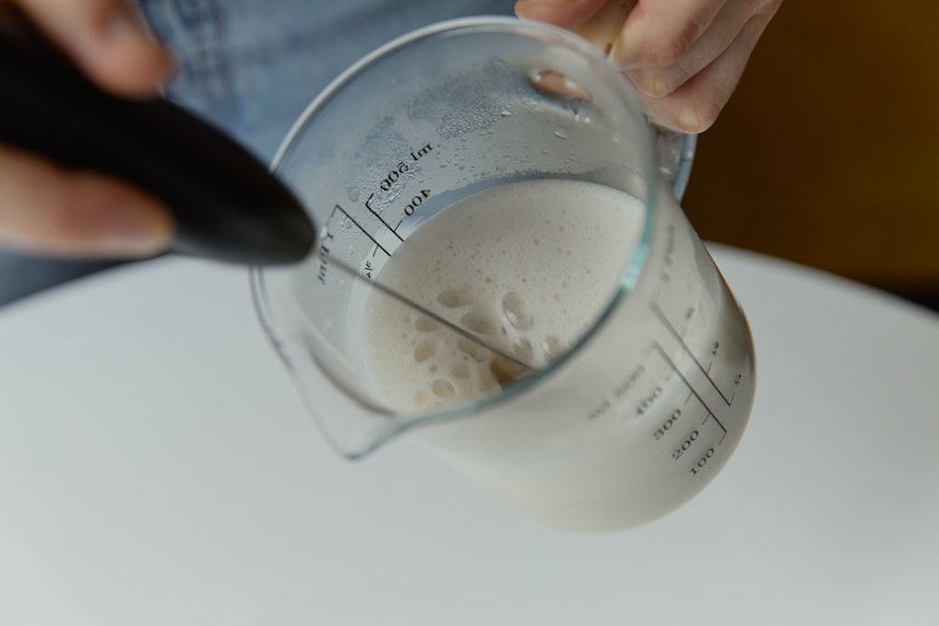 How to use a handheld milk frother wand